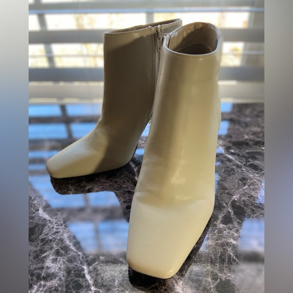 M6 Lexey Bootie Cream and Black flare Heel Never Worn Size 8 1/2M/ 39 - Picture 16 of 16